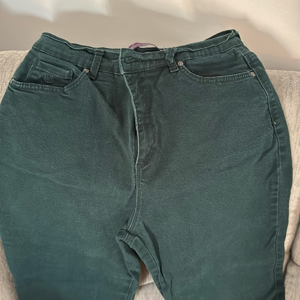 Color: Emerald Green